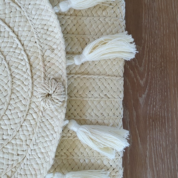 Woven clutch with tassels and removable wrist leash - Picture 2 of 8